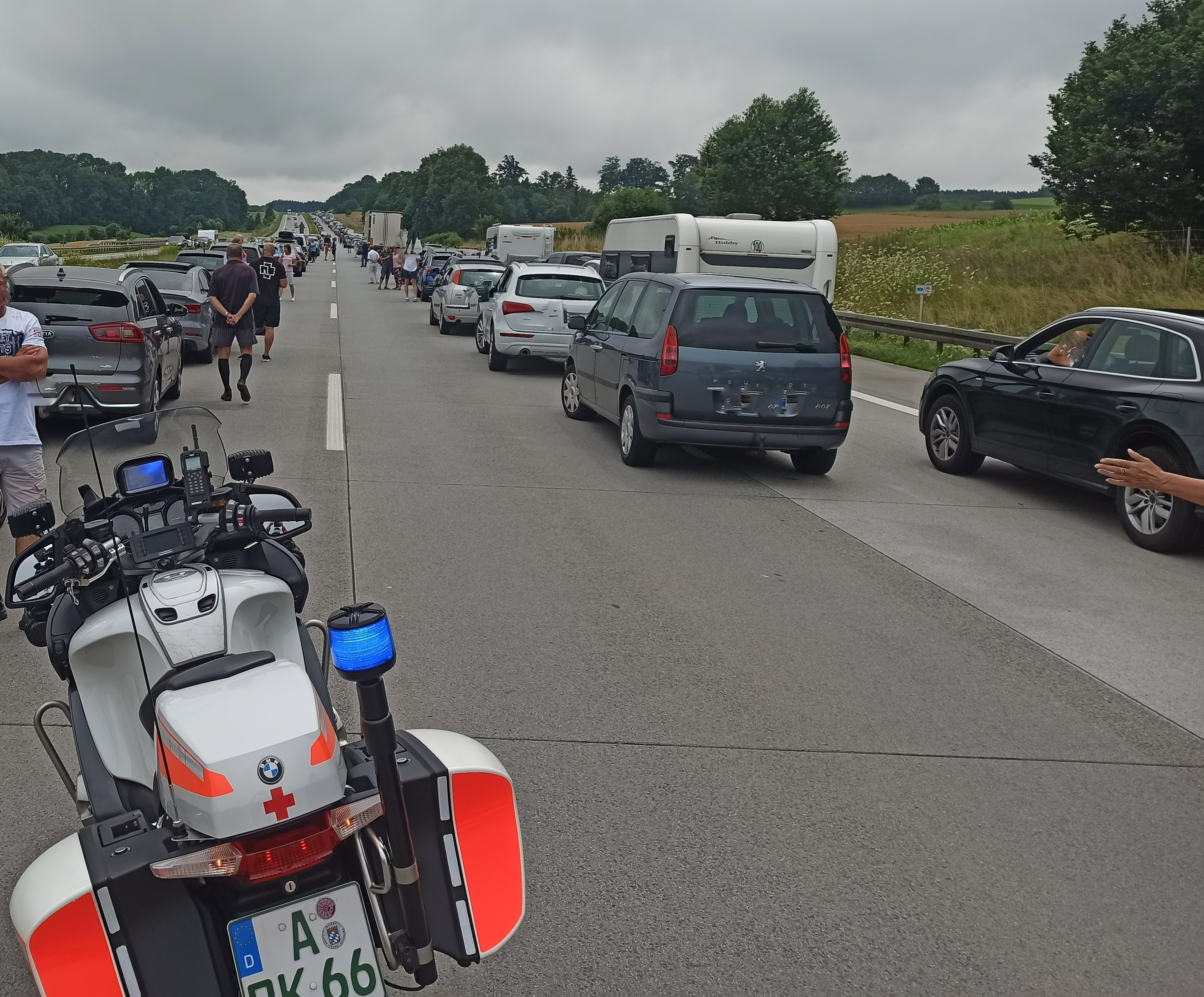 Motorradstreife im Stau